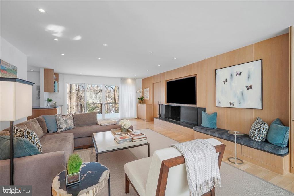 10913 ROUNDTABLE COURT