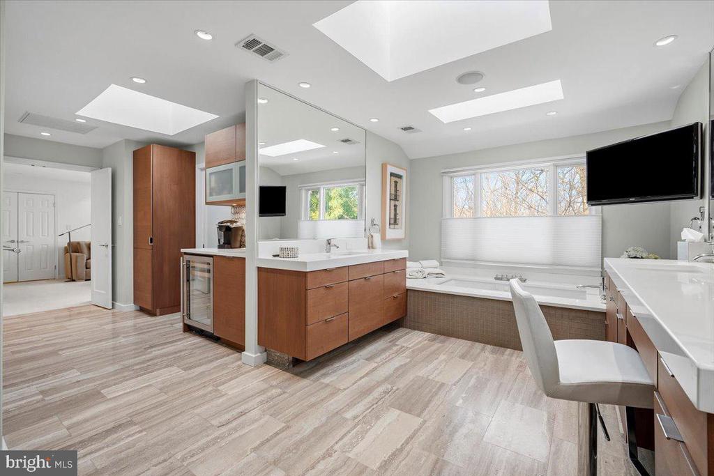10913 ROUNDTABLE COURT