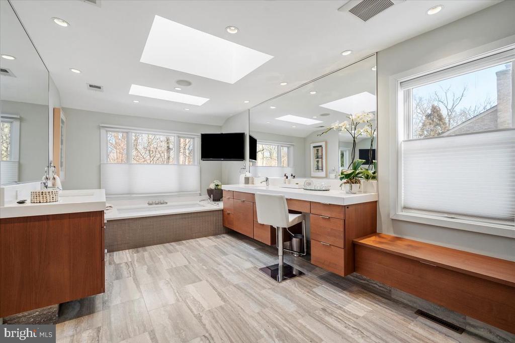 10913 ROUNDTABLE COURT
