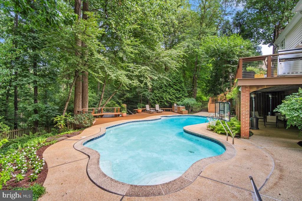 10913 ROUNDTABLE COURT