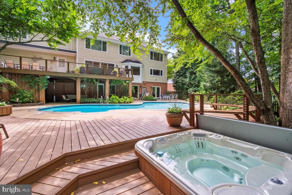10913 ROUNDTABLE COURT