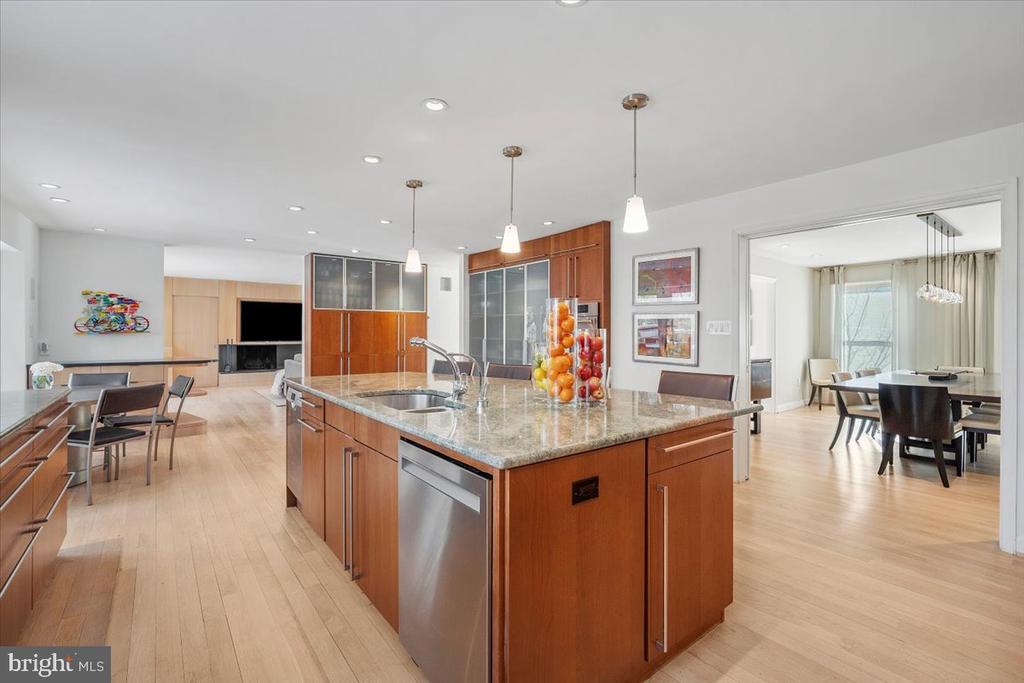 10913 ROUNDTABLE COURT