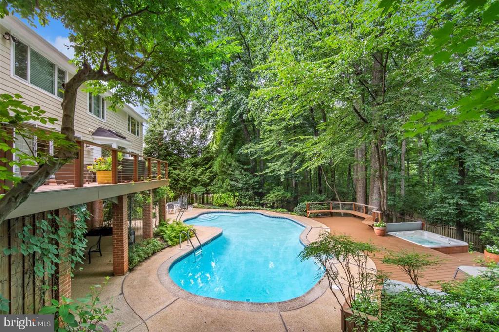 10913 ROUNDTABLE COURT