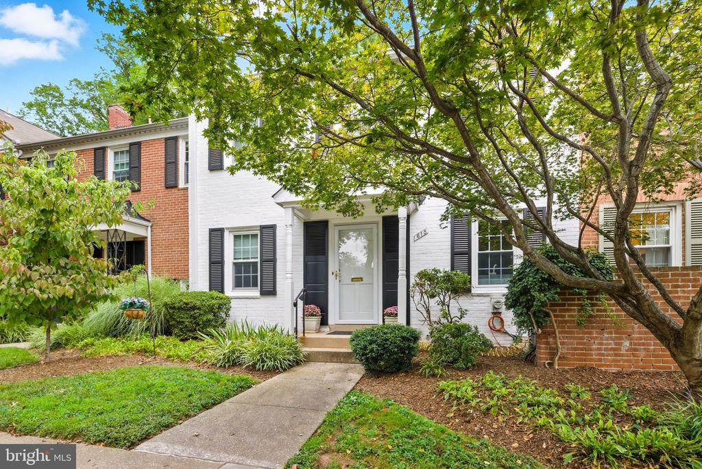 615 AZALEA DRIVE