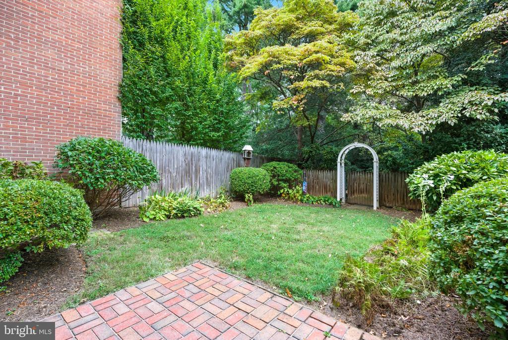 615 AZALEA DRIVE