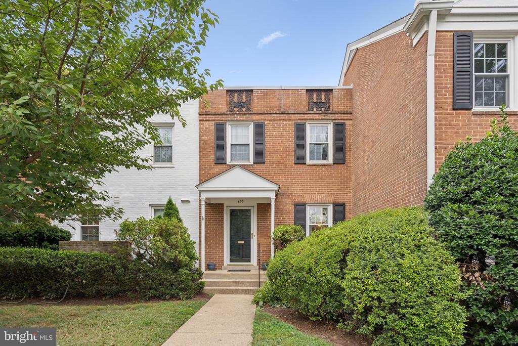 639 AZALEA DRIVE