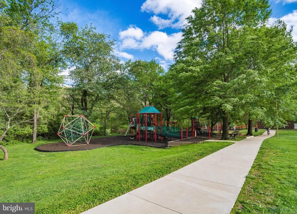 639 AZALEA DRIVE
