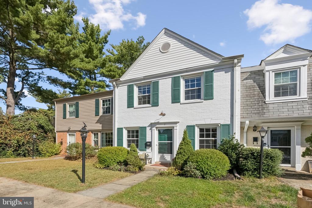 7 CORNERWOOD COURT