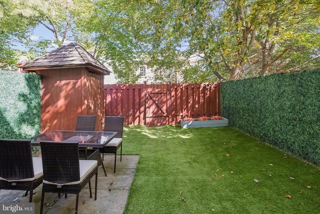7 CORNERWOOD COURT