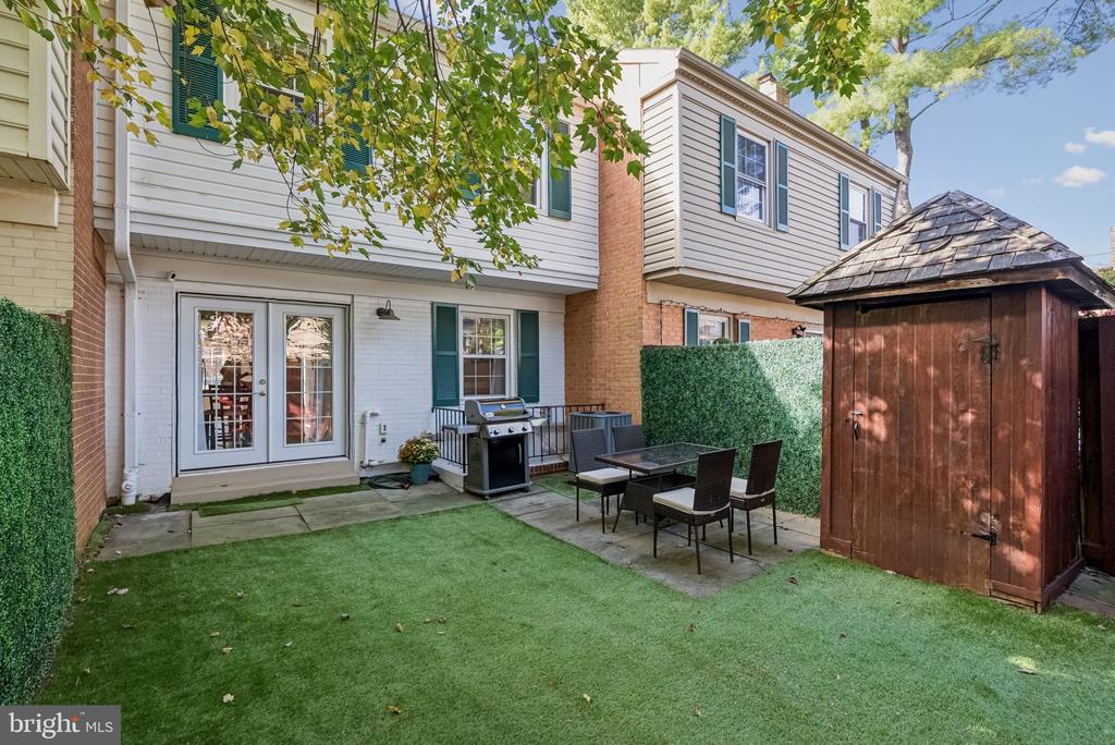 7 CORNERWOOD COURT