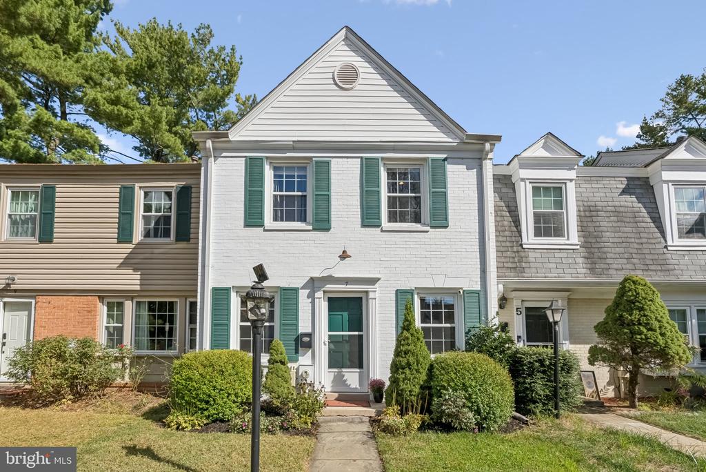 7 CORNERWOOD COURT