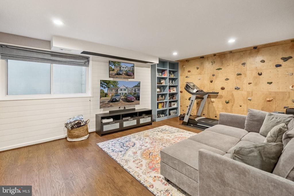 7 CORNERWOOD COURT