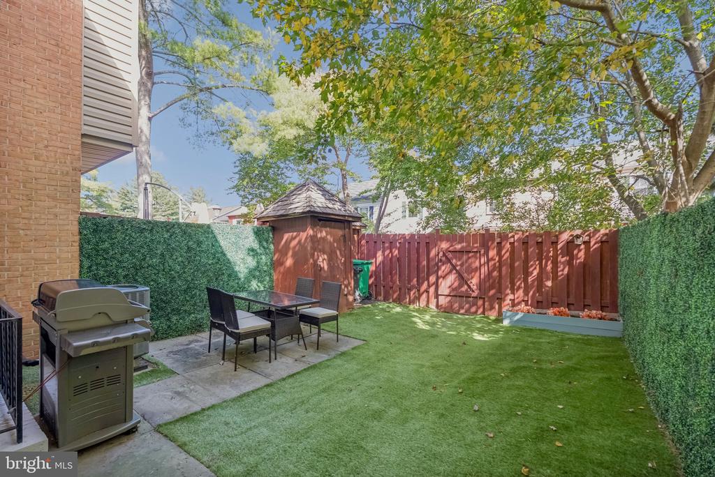 7 CORNERWOOD COURT