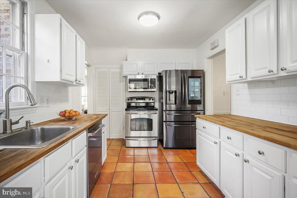 6107 CROMWELL DRIVE