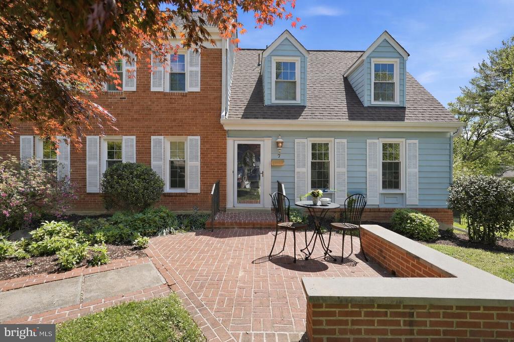 7 PITT COURT