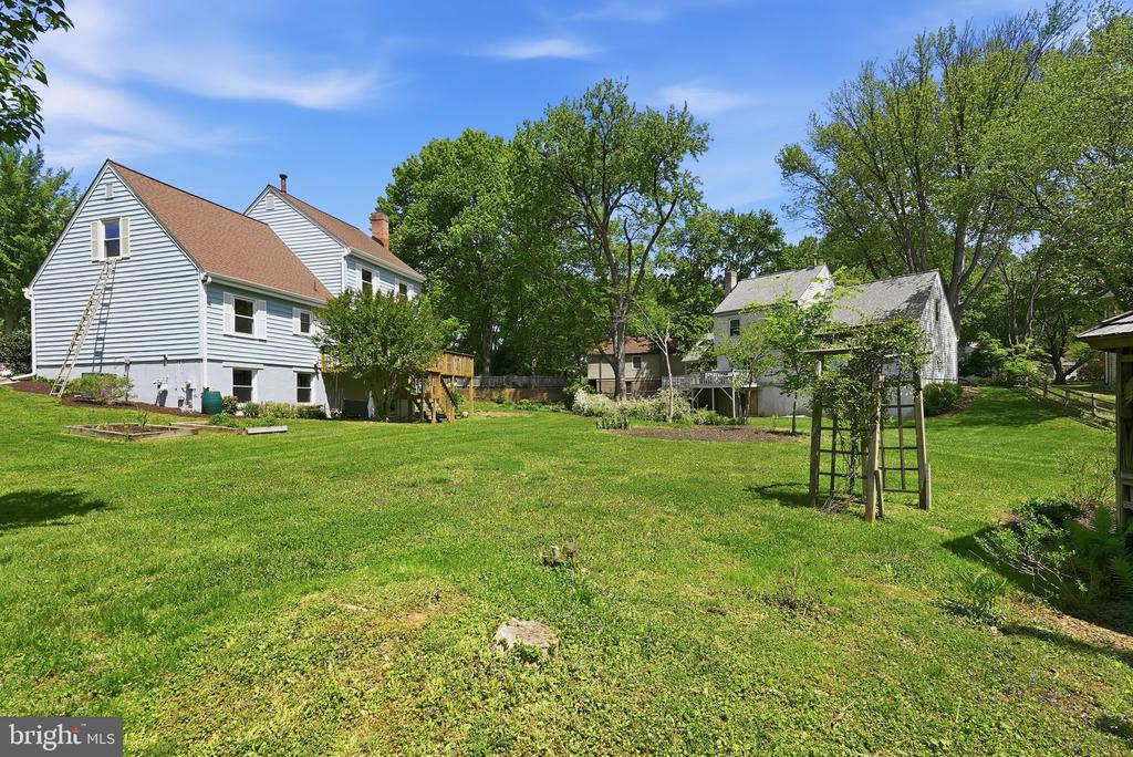 7 PITT COURT