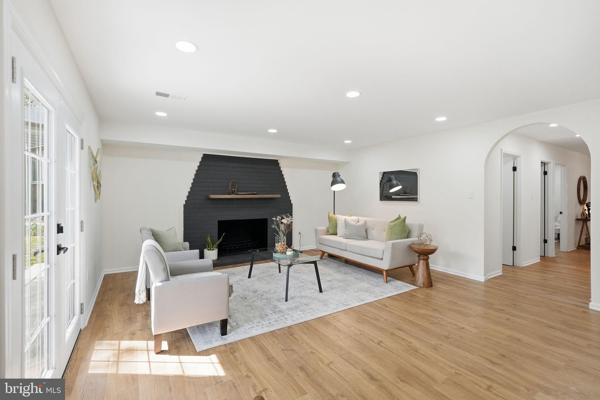 815 WOODLEY DRIVE