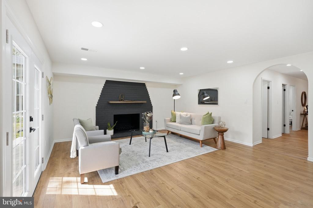 815 WOODLEY DRIVE