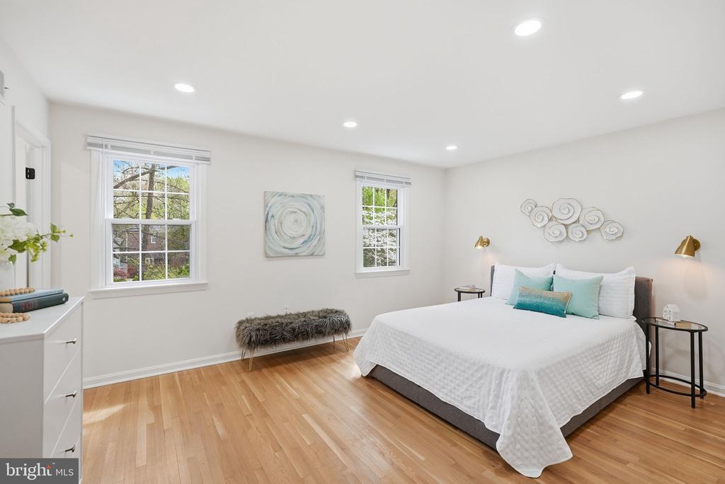 815 WOODLEY DRIVE
