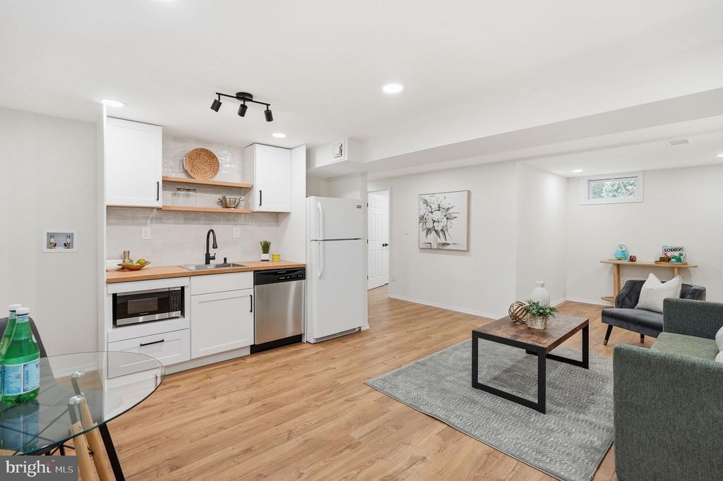815 WOODLEY DRIVE