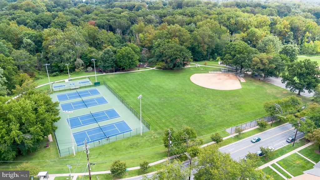 815 WOODLEY DRIVE
