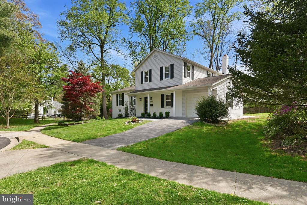 815 WOODLEY DRIVE