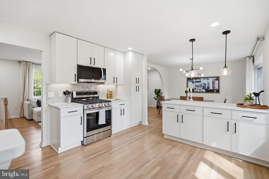 815 WOODLEY DRIVE
