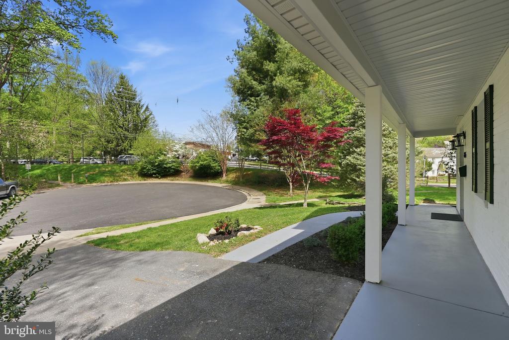 815 WOODLEY DRIVE