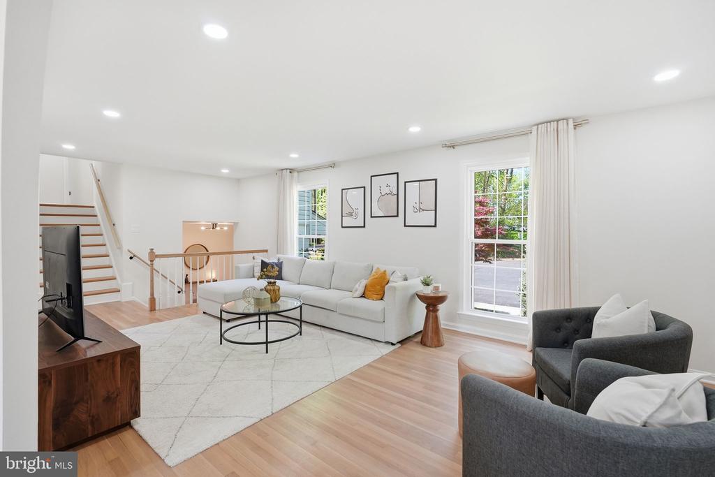 815 WOODLEY DRIVE
