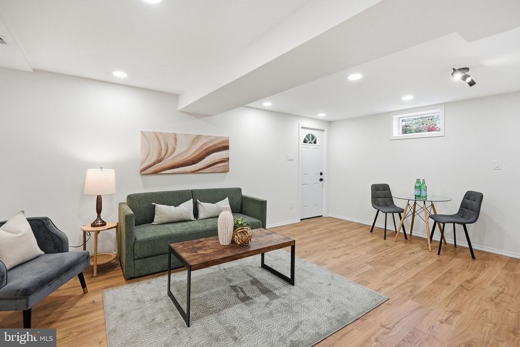 815 WOODLEY DRIVE