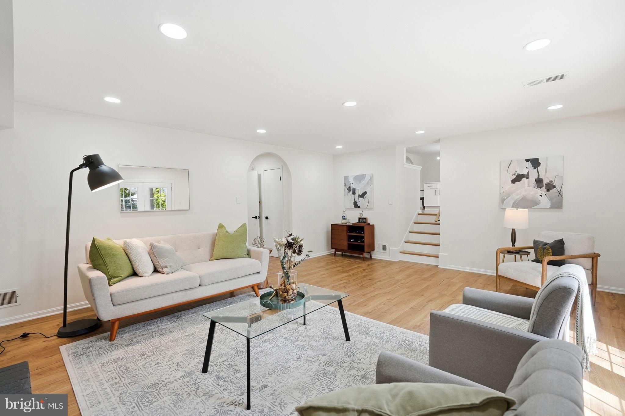 815 WOODLEY DRIVE