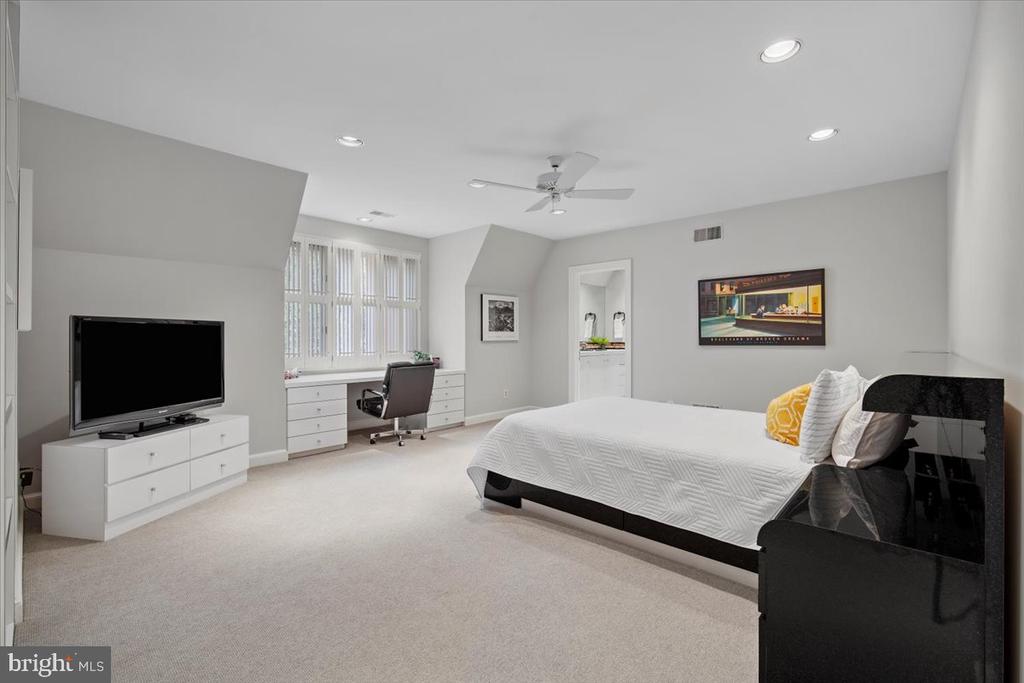 8917 HARVEST SQUARE COURT