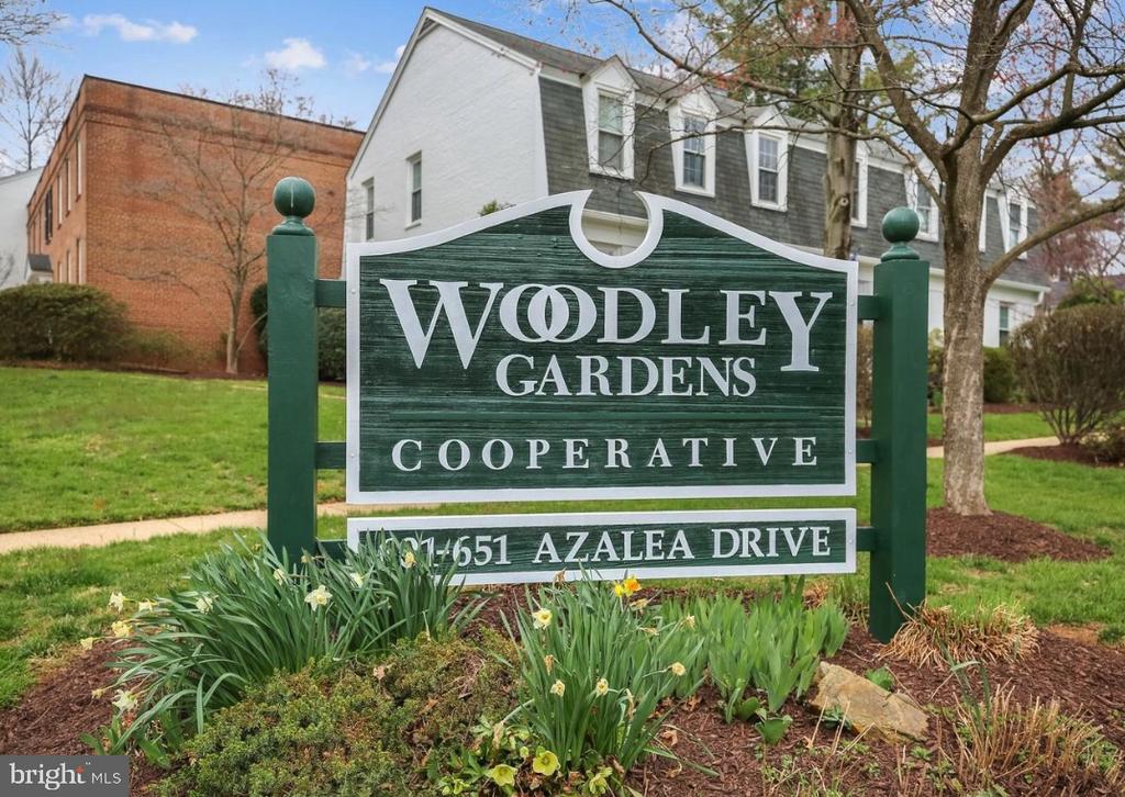809 WOODLEY DRIVE