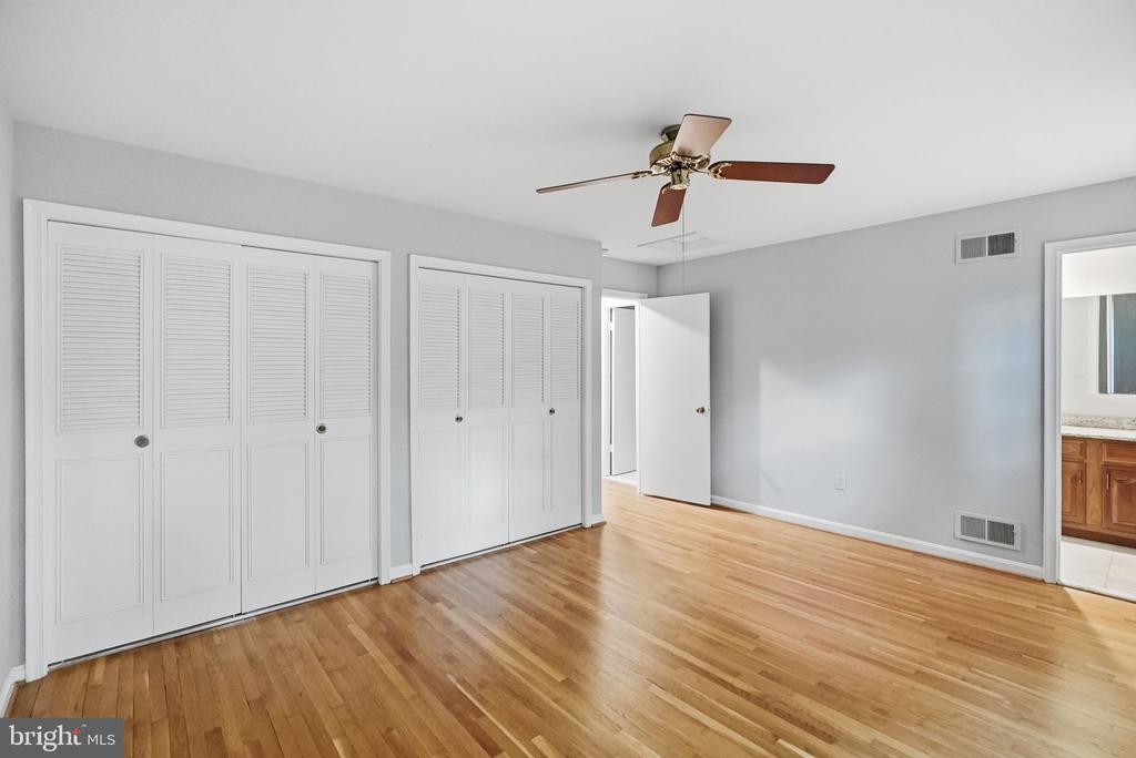 809 WOODLEY DRIVE
