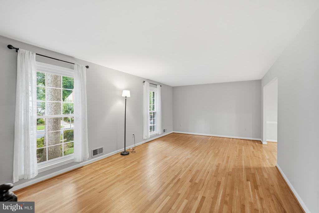 809 WOODLEY DRIVE