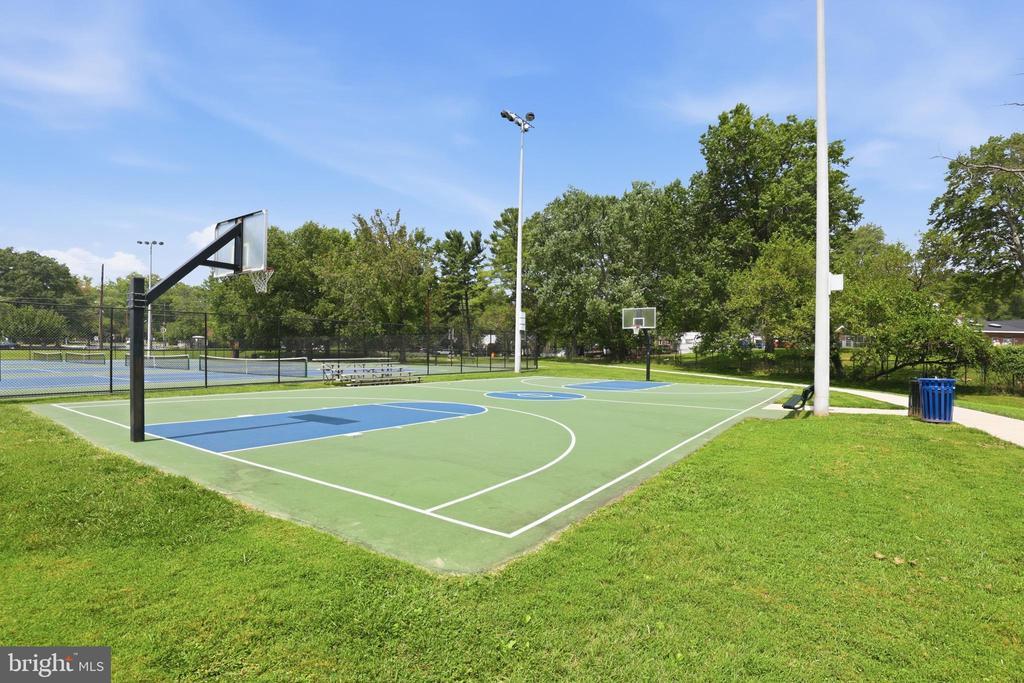 809 WOODLEY DRIVE