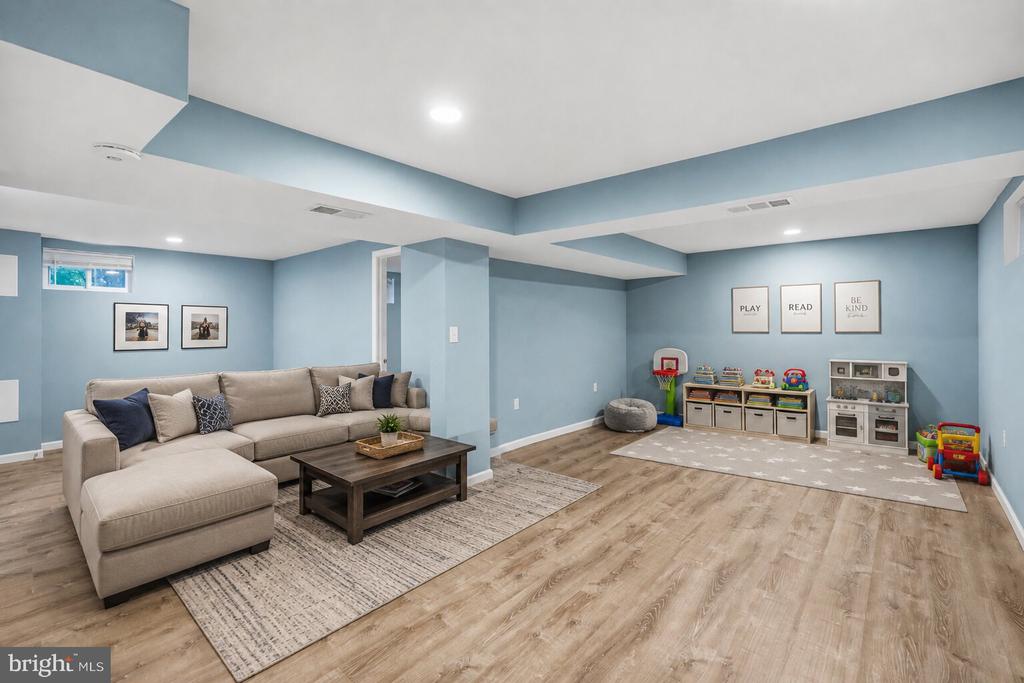 809 WOODLEY DRIVE