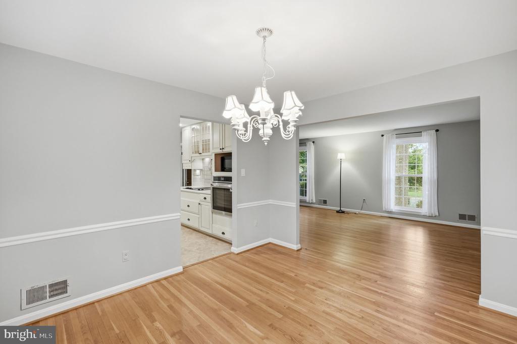 809 WOODLEY DRIVE