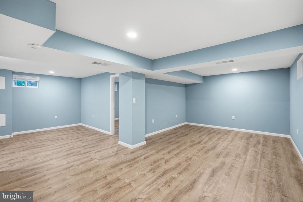 809 WOODLEY DRIVE