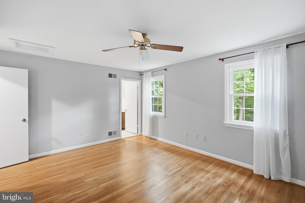 809 WOODLEY DRIVE