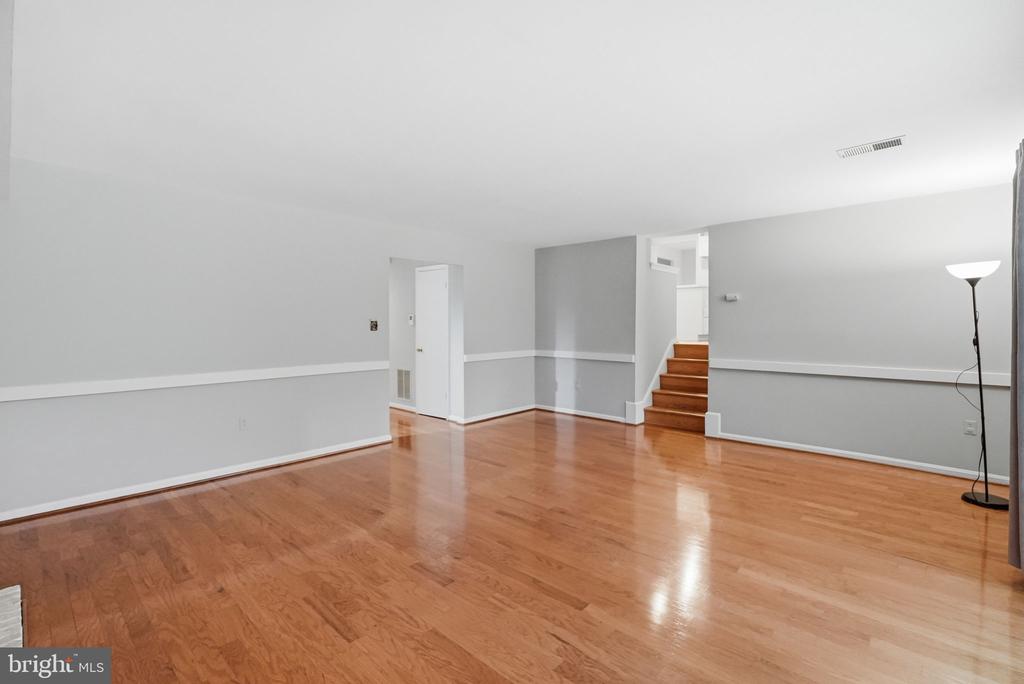 809 WOODLEY DRIVE