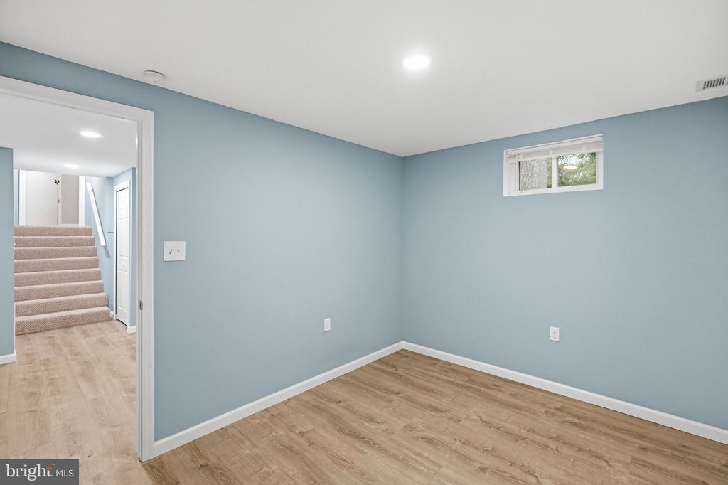 809 WOODLEY DRIVE