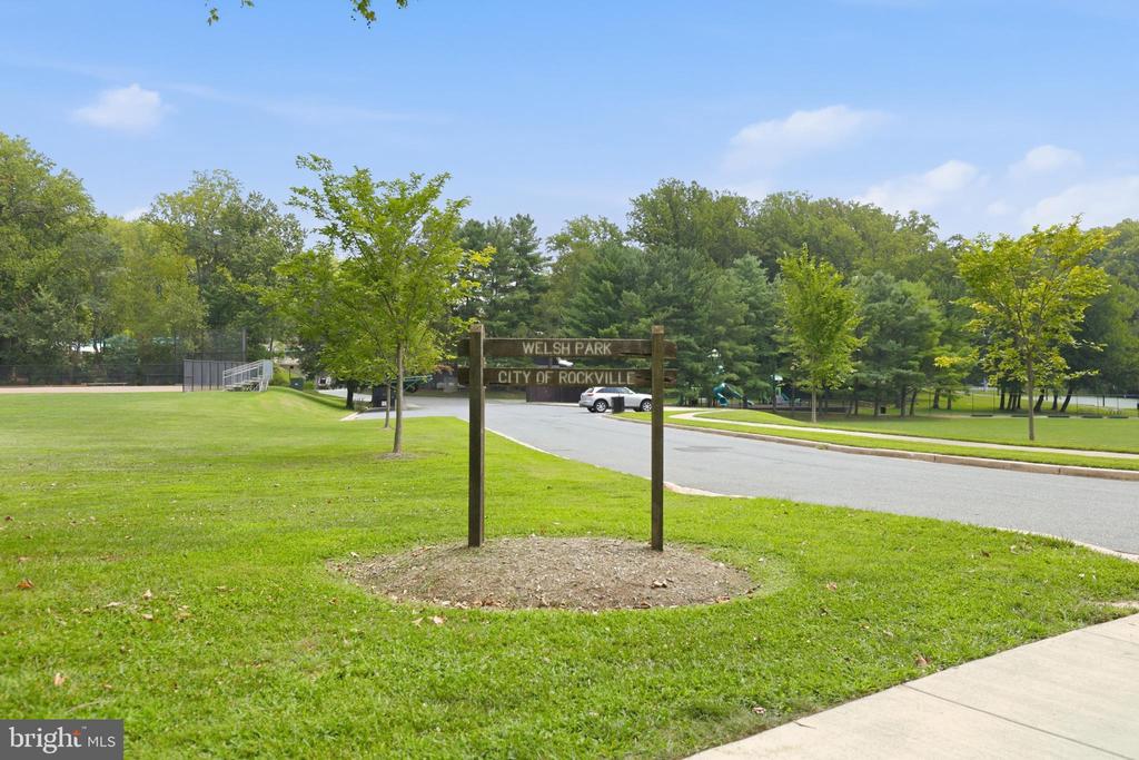 809 WOODLEY DRIVE