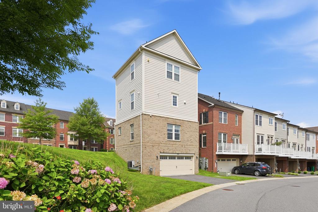 232 PARKVIEW AVENUE