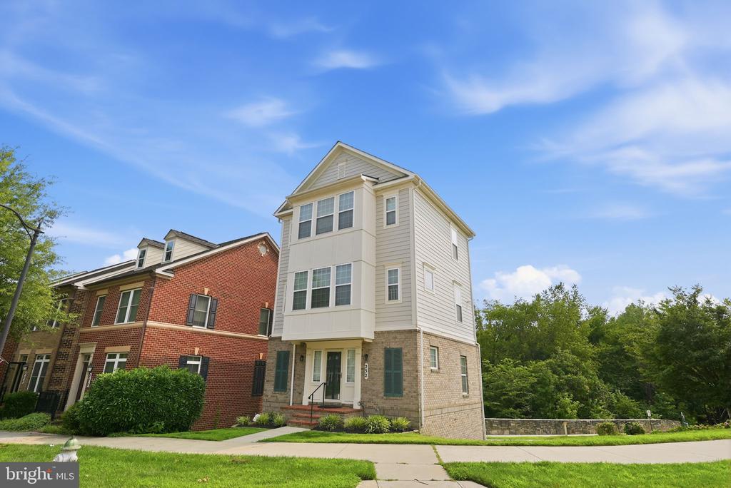 232 PARKVIEW AVENUE