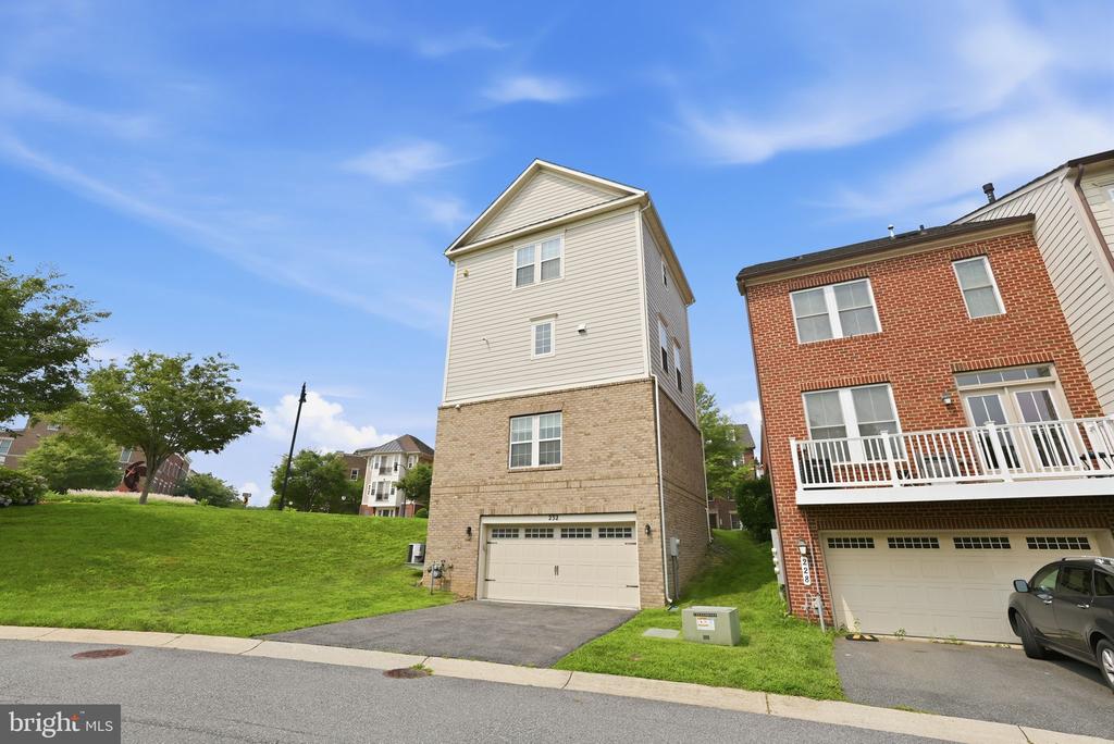 232 PARKVIEW AVENUE