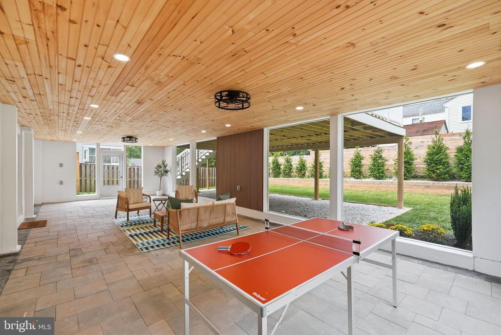 2713 NAVARRE DRIVE