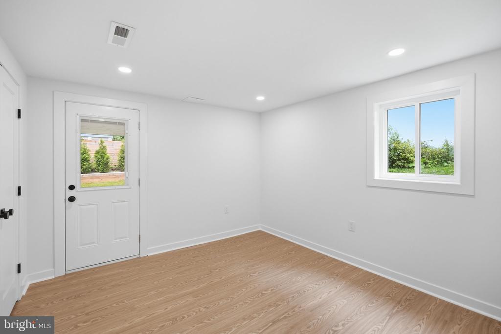 2713 NAVARRE DRIVE