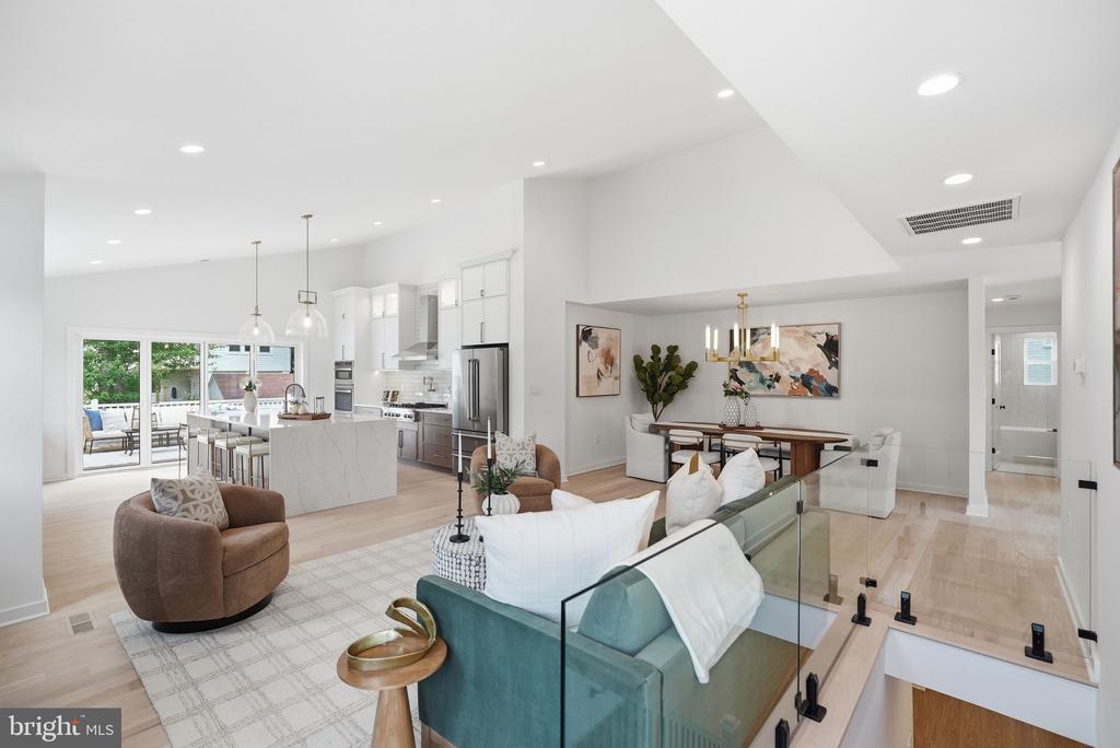 2713 NAVARRE DRIVE