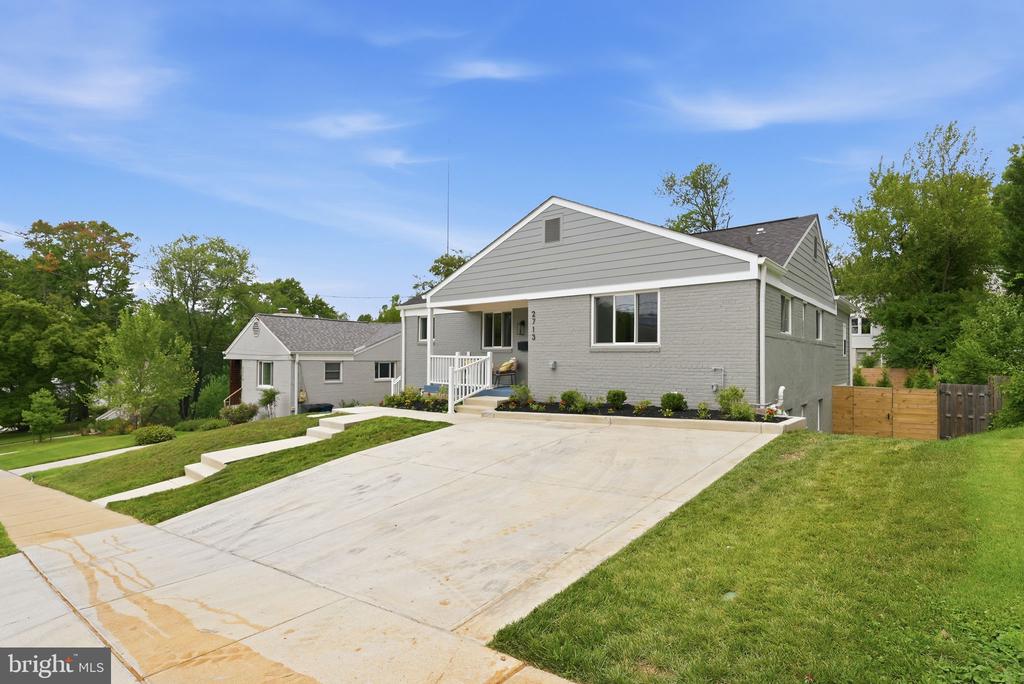 2713 NAVARRE DRIVE